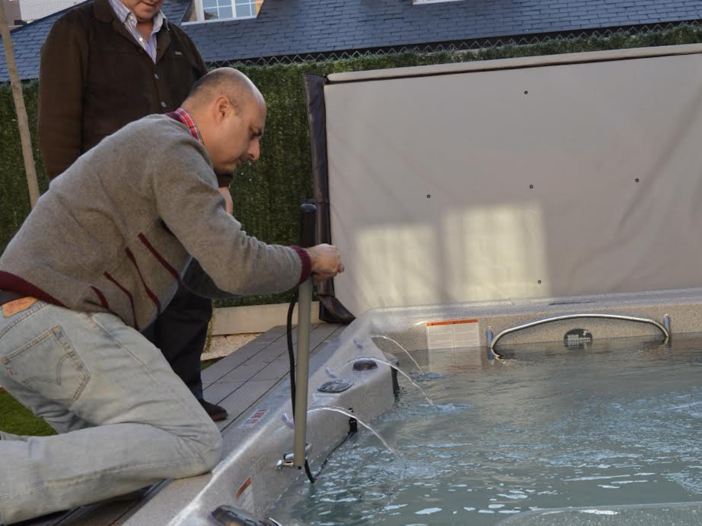 empleado reparando una piscina